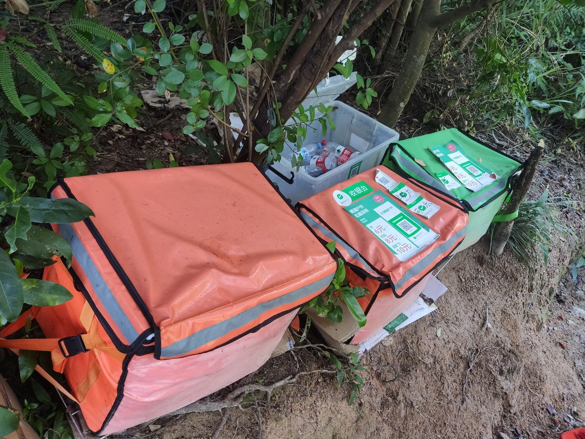 ShenzhenCity's tweet photo. On Meilin Hiking trail in #Shenzhen, help yourself boxes with QR code to pay, never any vendor around. And a box in the back to collect empty bottles. You need a high level of civism for this to exist.
#hikingtrail #chinatrail #helpyourself #civility #trust #faith #civism https://t.co/QJZ99YQoV4