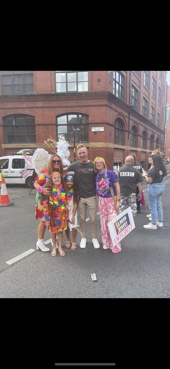 Poole17Georgia's tweet photo. @ManchesterPride  so proud gorgeous joyful day ❤️🏳️‍🌈❤️🏳️‍🌈 https://t.co/cU3ZBNZQcJ