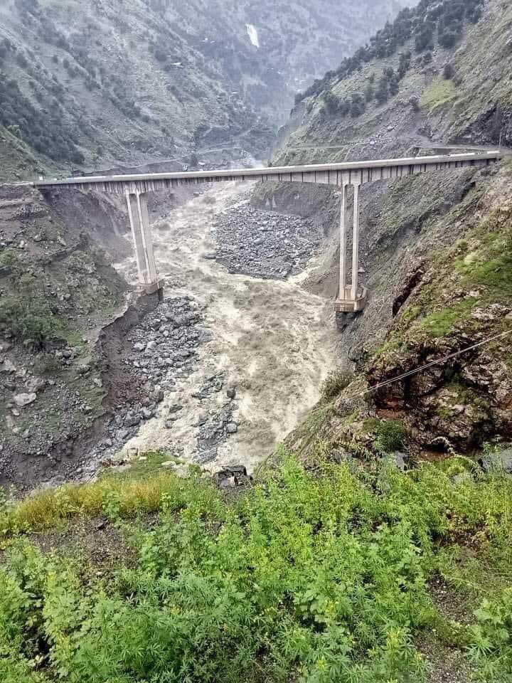 dr_muhayuddin's tweet photo. شاہراہ قراقرم کوہستان کیال پل گزشتہ روز سیلابی ریلے لپیٹ میں آگی کوہستان روڈ میں سفر کرنے والے تمام مسافر بھائیوں سے گزارش ھے کہ اس پل پر سفر کرنے احتیاط کریں ۔۔ #Kohistan #kkh #NHA https://t.co/FFCo2SItVn