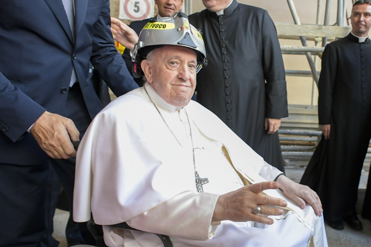 mer_bz's tweet photo. Hoy el Papa ha dado un discurso tremendo sobre el sufrimiento en su visita a L'Aquila. 

Algunas de las mejores frases recogidas por Europa Press y que puedes leer en EL MUNDO. 

(Foto de Vatican Media).
🧵 https://t.co/cS0K1tdhAa