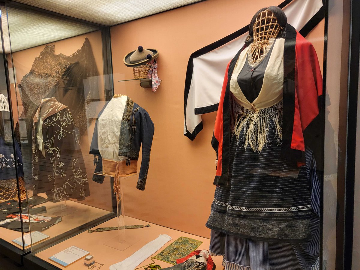 Jaén es un lugar lleno de historia y tradición🥰 y el Museo de Artes y Costumbres Populares del palacio de Villardompardo recoge ese folklore de nuestra ciudad y nuestra provincia de una manera amena e interesante. ¡Ven a conocerlo con nosotros!

#claritasturismo #claritasjaen