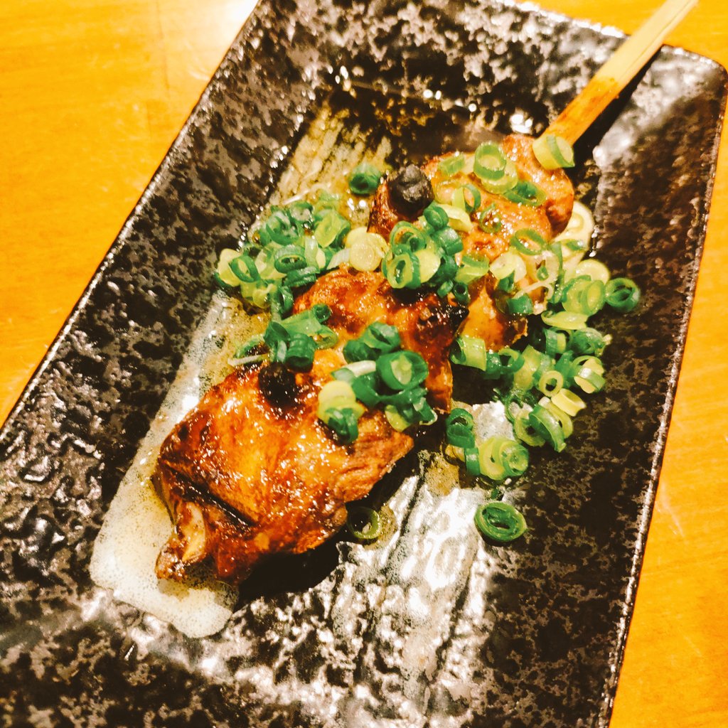 jnetclub's tweet photo. 本日の晩ごはん🤤
とてもよい焼鳥屋さんに行きました🤤塩ごま油レバー美味🤤
 #晩ごはん
 #焼鳥
 #串焼き
 #鶏皮
 #だし巻き
 #塩ごま油レバー
 #晩酌
 #飲み歩き https://t.co/C5dSqnYduJ