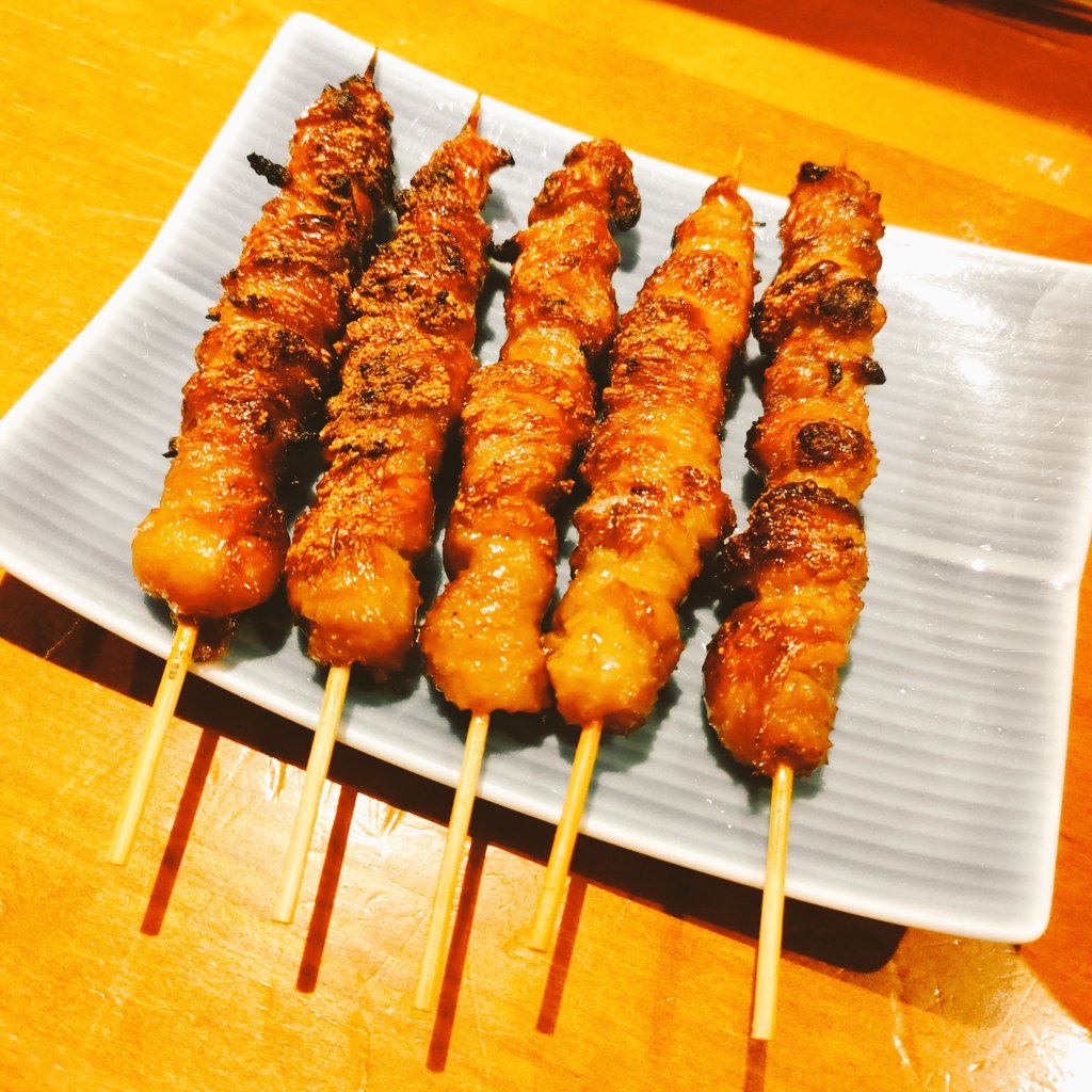 jnetclub's tweet photo. 本日の晩ごはん🤤
とてもよい焼鳥屋さんに行きました🤤塩ごま油レバー美味🤤
 #晩ごはん
 #焼鳥
 #串焼き
 #鶏皮
 #だし巻き
 #塩ごま油レバー
 #晩酌
 #飲み歩き https://t.co/C5dSqnYduJ