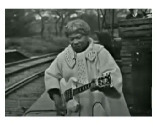 MartinRutte's tweet photo. Dear Heaven Maker:

The year: 1964.

The place:  A railway station in Britain.

The star:  Sister Rosetta Tharpe

The song:  “Didn’t it rain, children”

Here are some comments from people who’ve just watched this video: 

https://t.co/XEdUEugvX7 https://t.co/UmRunHyqlc