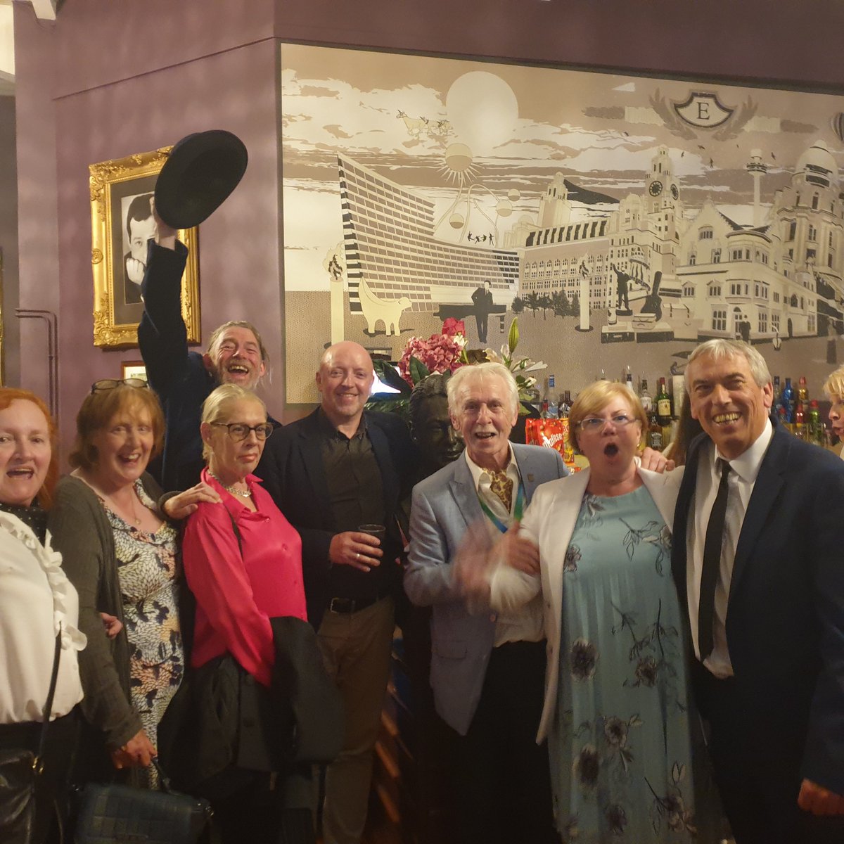marieDarwin1's tweet photo. @_MikeMcCartney_ Thanks Mike.
Amazing team effort from everyone..
He looks brillant.
Thanx for love and support from all us at the statue team https://t.co/mOLO7QEz7F