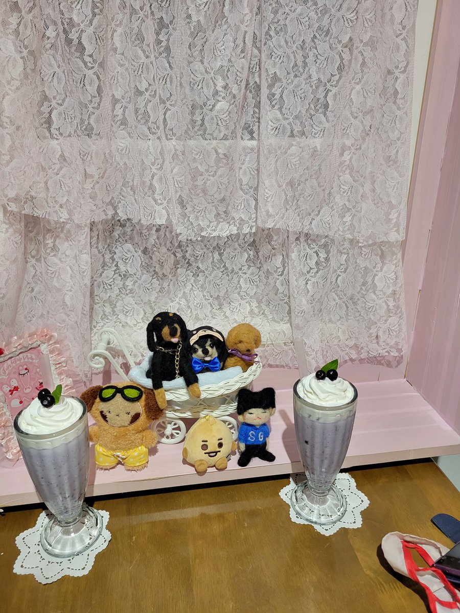 hi9to11mi's tweet photo. HIROMAN'S COFFEEも行って来ました‼️ジミンちゃんも飲んだ『ブルーベリーヨーグルト』ホイップいっぱいでヨーグルトブルーベリー好きなので美味しく頂きました🎵
１日お付き合いしてくれたMasaoちゃん
ワンちゃん達に会えて嬉しかった‼️また遊ぼー🤗
#HIROMAN'S COFFEE https://t.co/MGLZ8lScd2