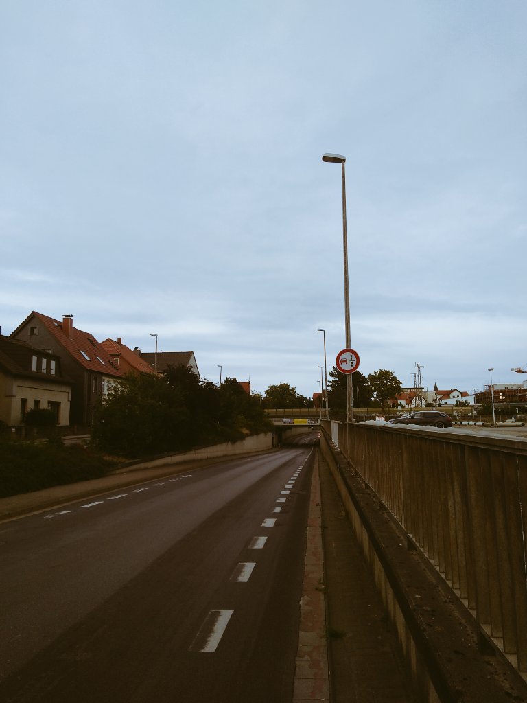 RadChrille's tweet photo. In #Neustadt am Rübenberge wurde scheinbar erkannt, dass #Farbe keine Infrastruktur ist und diese Schild angeordnet. Aus meiner Sicht dürften es aber ein paar mehr sein. Aber immerhin! #Radinfrastruktur https://t.co/PZOpaAwHKK