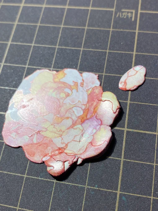 まずはAゾーンの一番外側の花びらを重ねていきます。貼り付けには角度の調整が可能なシリコンボンドを使っています。 