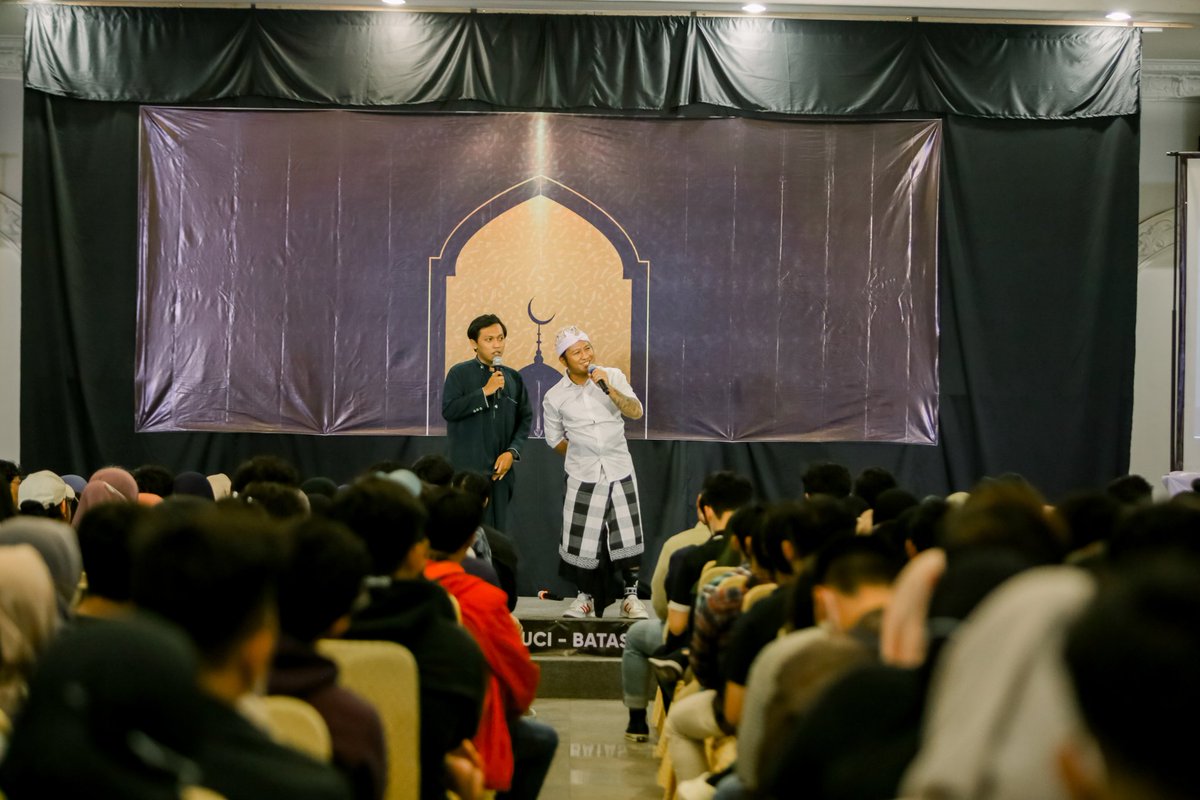 Tak pameri foto2 show PENJARA SUCI mang bengi rek..
Dibuka dengan ciamik oleh duo MC jare paling lucu diantara kota liyane..
<a href="/bobbydarwin_/">Bobby Darwin</a> &amp; <a href="/rifancebs/">Rifan Andika</a> #penjarasuci