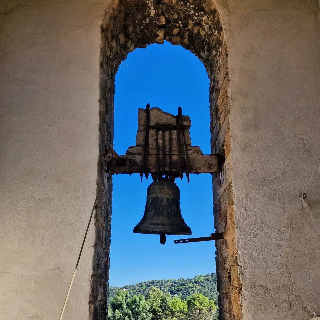 miquelduran's tweet photo. Campana, St Mateu de Montnegre #quantumbtt amb en @miquelsola - i visita a les ruines del Mas Montalt. #gavarres https://t.co/w8FqG2WbCn https://t.co/oxI6ulU7We