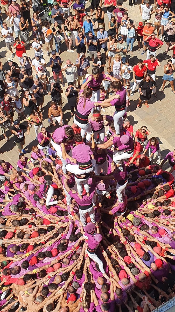 RadioIgualada's tweet photo. Alegria a la plaça de l'Ajuntament d'Igualada. Els @moixiganguers han descarregat el 5 de 8!!! El millor castell que han portat a plaça des del 2018. https://t.co/0PRzFBhrLI