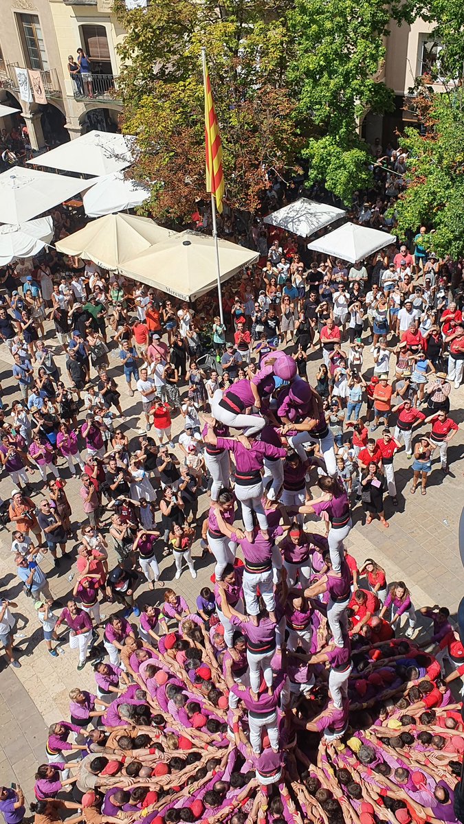 RadioIgualada's tweet photo. Alegria a la plaça de l'Ajuntament d'Igualada. Els @moixiganguers han descarregat el 5 de 8!!! El millor castell que han portat a plaça des del 2018. https://t.co/0PRzFBhrLI