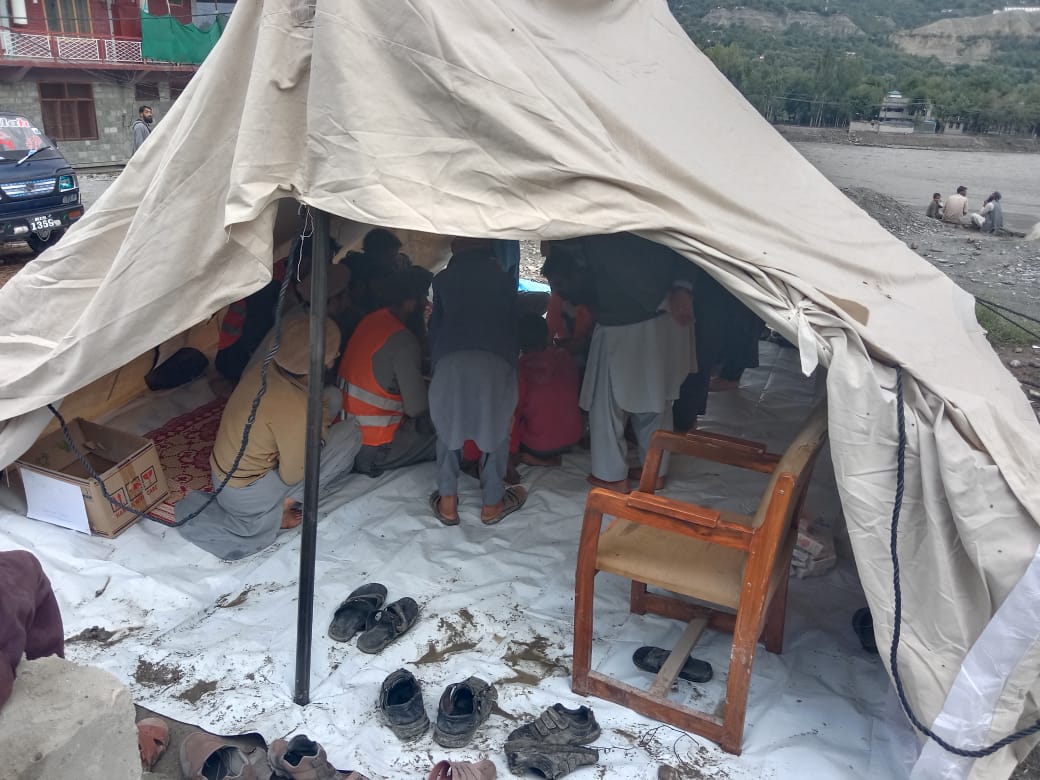 ehsan4QAU's tweet photo. سکارکوئی یوتھ ڈیویلپمنٹ آرگنائزیشن کے تحت گورنمنٹ ڈسپنسری سکارکوئی میں سیلاب سے متاثرین کا عارضی کیمپ لگایا گیا ہے۔
متاثرین کو کھانے پینے کے ساتھ میڈیکل ایڈ بھی مہیا کی جارہی ہے۔
مخیر حضرات سے تعاون کی اپیل ہے۔
#SYDO https://t.co/5saRYagHx2