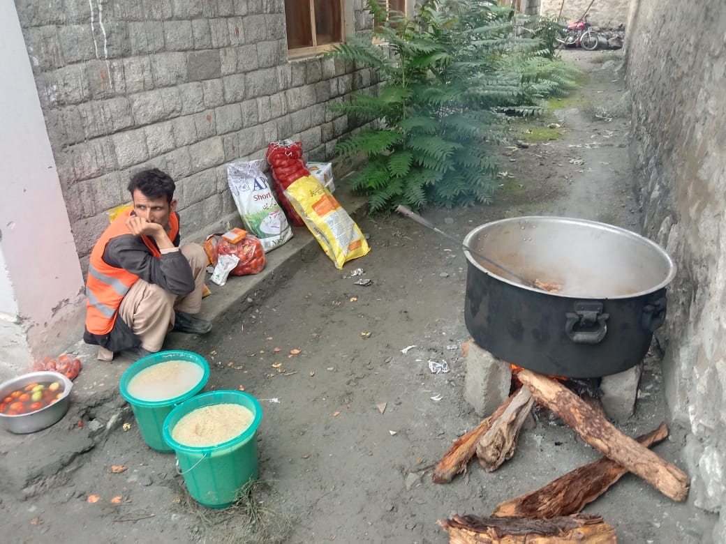 ehsan4QAU's tweet photo. سکارکوئی یوتھ ڈیویلپمنٹ آرگنائزیشن کے تحت گورنمنٹ ڈسپنسری سکارکوئی میں سیلاب سے متاثرین کا عارضی کیمپ لگایا گیا ہے۔
متاثرین کو کھانے پینے کے ساتھ میڈیکل ایڈ بھی مہیا کی جارہی ہے۔
مخیر حضرات سے تعاون کی اپیل ہے۔
#SYDO https://t.co/5saRYagHx2