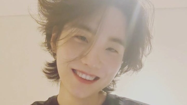 o yoongi é tão lindo, o sorriso dele aquece meu coração ♡