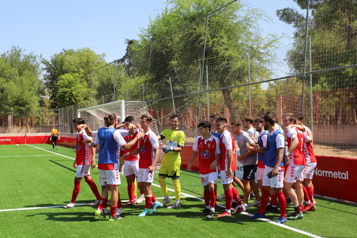 RFFM_oficial's tweet photo. ⏱ Se acabó!!!
Desde el punto de penalti se decide está apasionante 🔥🔥 #FinalAutonómicaCopaRFEF con victoria para la @rsda_oficial

Enhorabuena 🎉🎉!! 
Marcador en la tanda de penaltis.
 @rsda_oficial 4️⃣ @CDURSARIA 2️⃣
 📺 https://t.co/U5E94gQ02s
