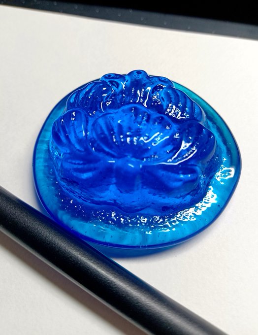 おひさの古ガラス瓶…ではないですがこのガラスの文鎮めちゃよきです 