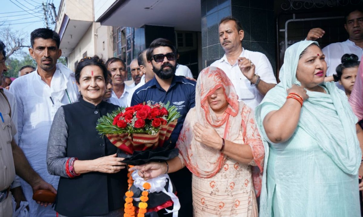 officekiran's tweet photo. आज करनाल के विभिन्न गांवों में अपनों के सुख़ दुख में शामिल हुई और अपनों का कुशलक्षेम जाना। मैं सभी ज्येष्ठ श्रेष्ठ कार्यकर्ताओं को एक कड़ी में जोड़कर अपने इस परिवार को मजबूत करने के लिए आई हूँ।

#किरण_कार्यकर्ताओं_के_द्वार
#kiran_karykartaon_ke_dwar https://t.co/bjgRuHu3il