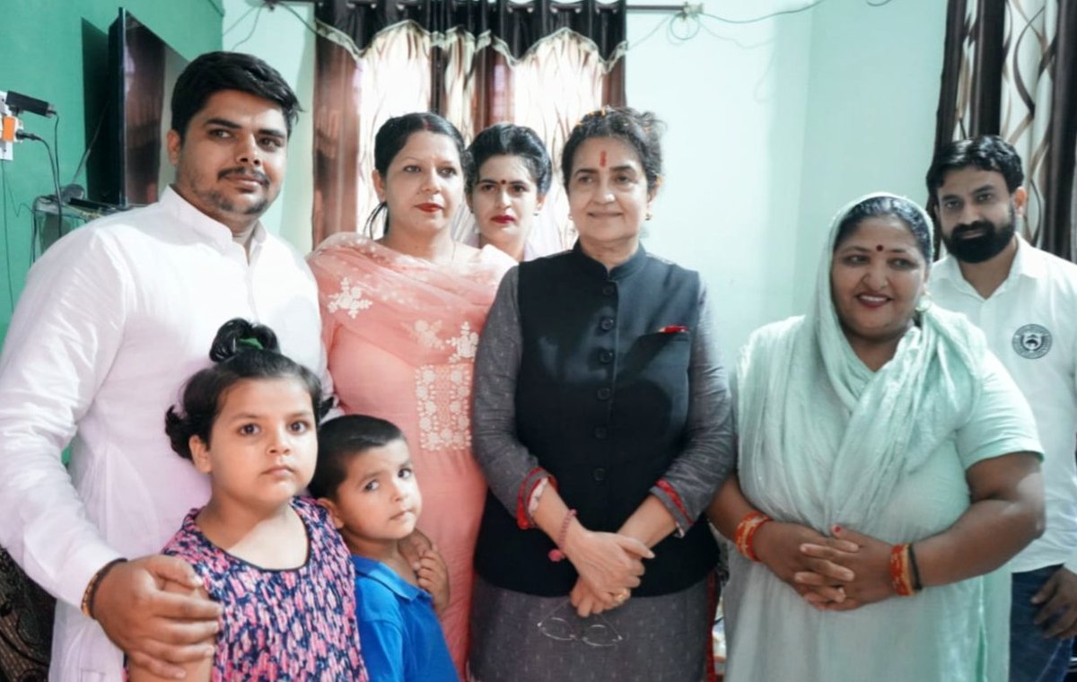 officekiran's tweet photo. आज करनाल के विभिन्न गांवों में अपनों के सुख़ दुख में शामिल हुई और अपनों का कुशलक्षेम जाना। मैं सभी ज्येष्ठ श्रेष्ठ कार्यकर्ताओं को एक कड़ी में जोड़कर अपने इस परिवार को मजबूत करने के लिए आई हूँ।

#किरण_कार्यकर्ताओं_के_द्वार
#kiran_karykartaon_ke_dwar https://t.co/bjgRuHu3il