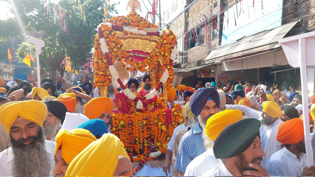 Harwind41696415's tweet photo. Glimpse of Nagar Kirtan on today first  Parkash Purab of Sri Guru Granth Sahib.
.
ਸ੍ਰੀ ਗੁਰੂ ਗ੍ਰੰਥ ਸਾਹਿਬ ਜੀ ਦੇ ਪਹਿਲੇ ਪ੍ਰਕਾਸ਼ ਪੁਰਬ ਉੱਪਰ ਅੱਜ ਨਿਕਲੇ ਨਗਰ ਕੀਰਤਨ ਦੀਆਂ ਤਸਵੀਰਾਂ |
 ਇਸ ਦਿਨ ਪਹਿਲੀ ਵਾਰ 1604 ਈ: ਨੂੰ ਸ੍ਰੀ ਗੁਰੂ ਅਰਜਨ ਸਾਹਿਬ ਗੁਰੂ ਗ੍ਰੰਥ ਸਾਹਿਬ ਦੀ ਸੰਪਾਦਨਾ ਤੋਂ ਬਾਅਦ #FirstPrakashPurab https://t.co/vfh1EGNGHM