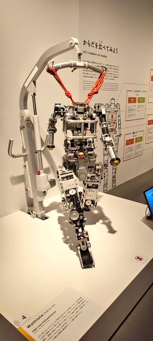 きみとロボット展を見ました。脳波を読み取って義手やゲーム操作に使う時代が現在になっていた、凄いですね。あと4枚目はズルいと思う。 
