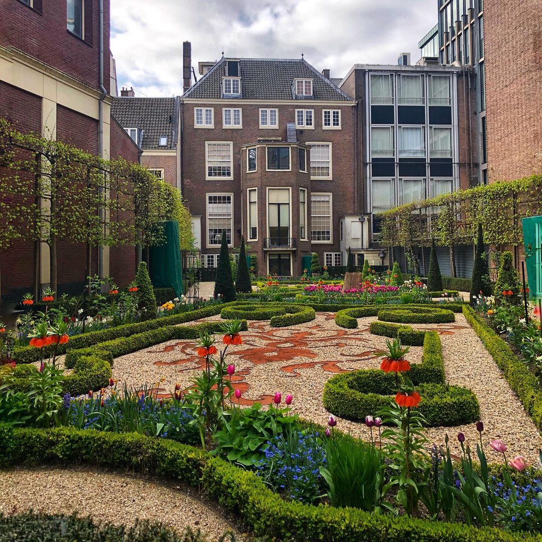 Iamsterdam's tweet photo. 🌼 Would you believe us if we told you that this beautiful garden can actually be found in the centre of Amsterdam? In the Willet-Holthuysen Museum to be specific. 

📸: @bakkercindy on IG
X
X
X
#iamsterdam #garden #willethothuysen #amsterdammuseum https://t.co/spzZyVrP6v
