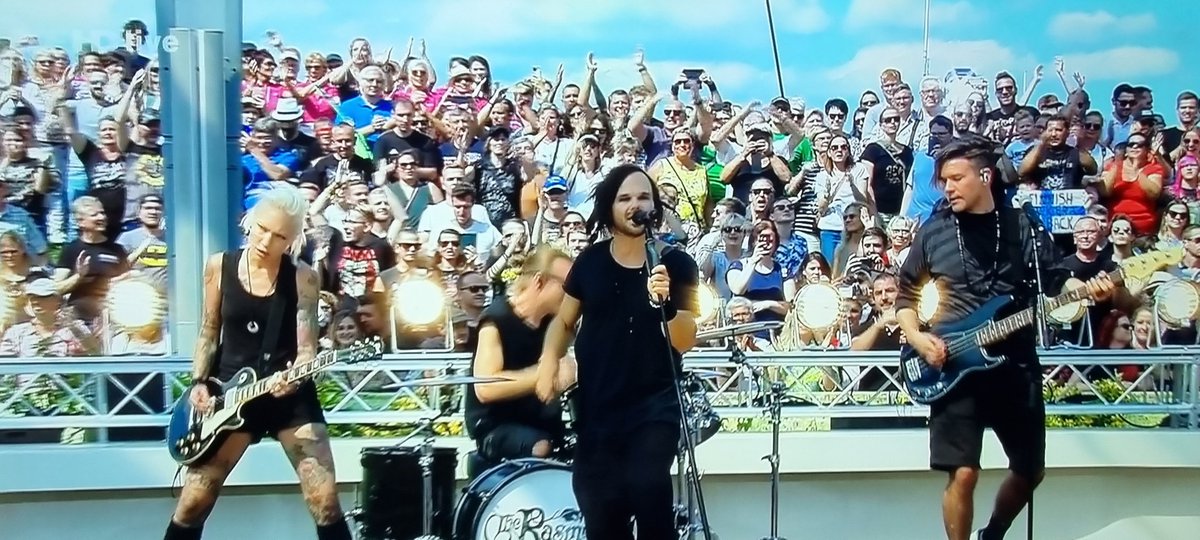 Zack sind wir wieder 14 Jahre alt, man was hab ich In the Shadows damals rauf und runter gehört #Fernsehgarten