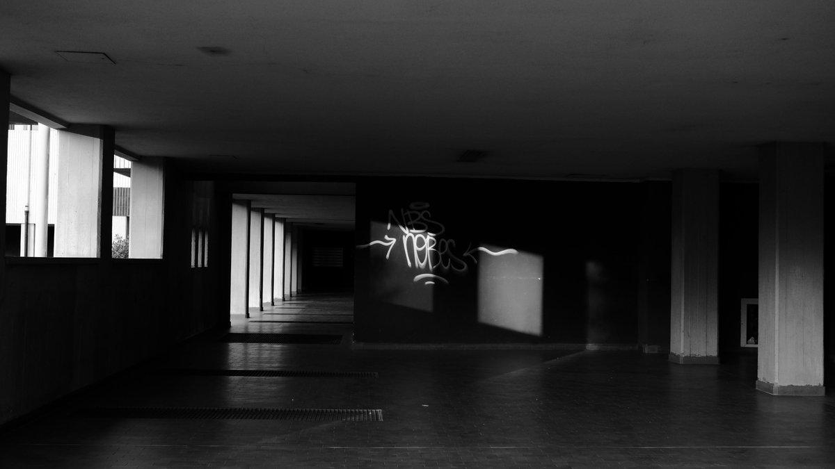 Wandering through the city - 3

#theimagenotebooks #fujifilm #Monochrome #streetphotography