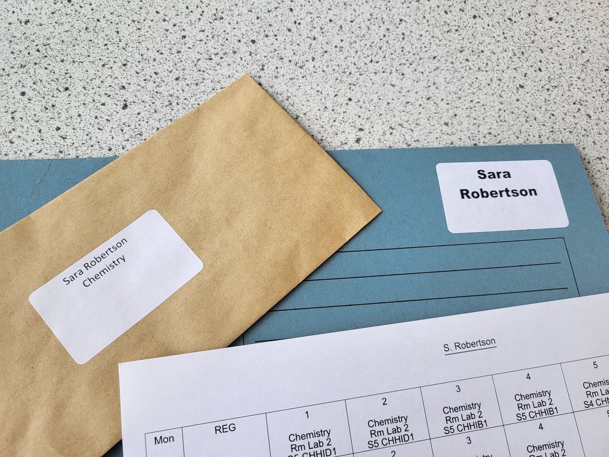 It wouldn't be a Chemistry teachers wedding without some gorgeous Chemistry related gifts from my department 🧪. A little late in posting as have been quiet on here over the past year.  What better way to make a comeback than with a new name 😊 #herestoyoumrsrobertson