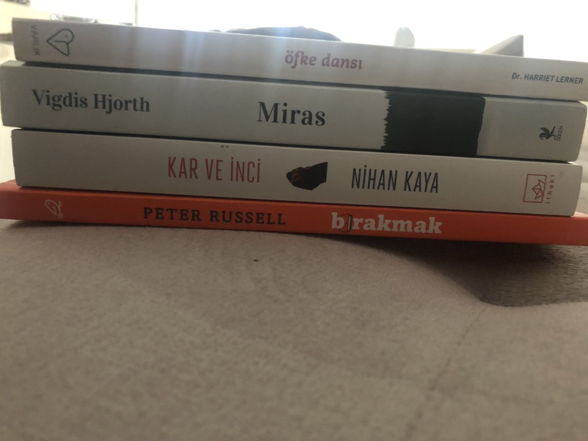vavi8635's tweet photo. Canın sıkıldığında kitaplara kaçmak,Sakinlik aradığında kitaplara kaçmak,hiç nedensiz severek kitaplara kaçmak 🌸 Son okumalar 📚 #kitaptavsiyesi @Benimokumam @nihanka #bırakmak #peterrussel #öfkedansı #okudumbitti #temmuz #ağustos #harrietlerner #karveinci https://t.co/OR58Cr0sVZ