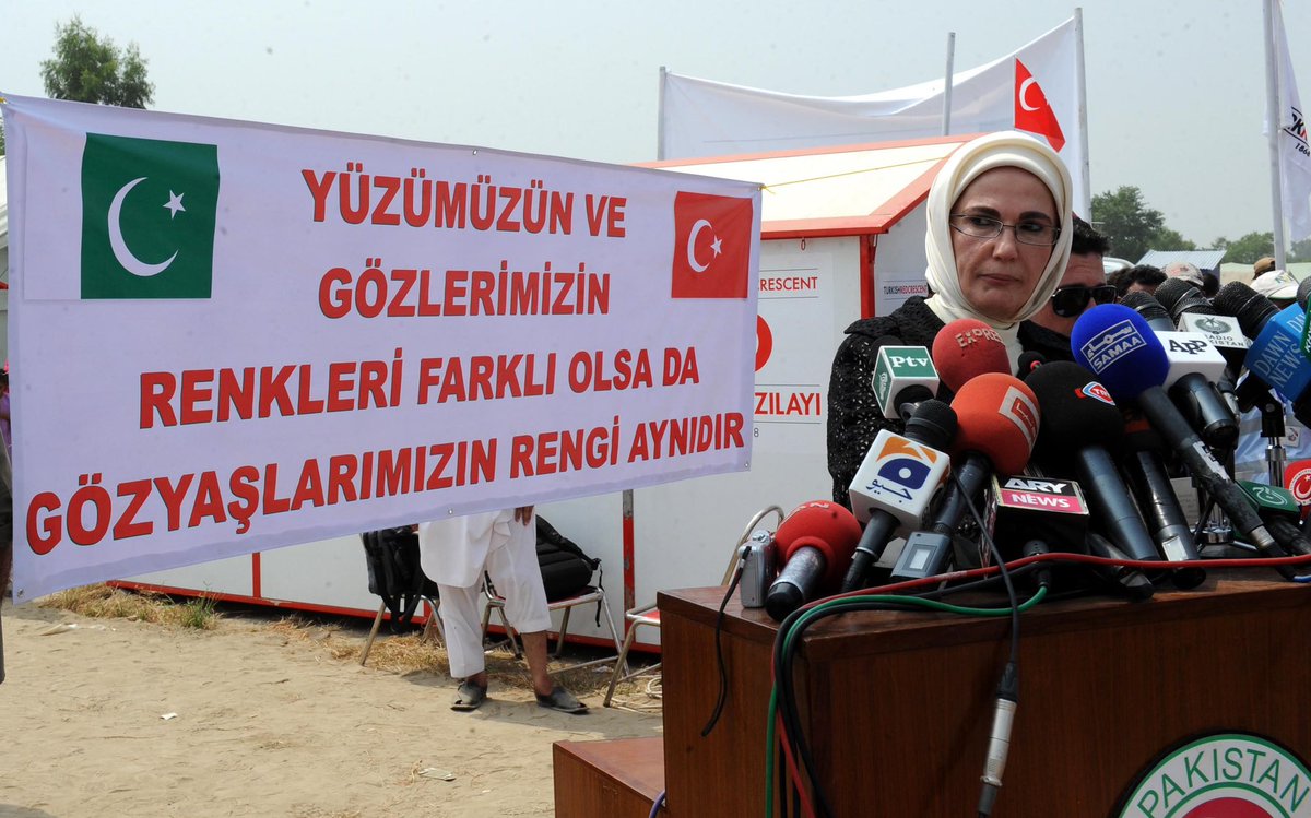 EmineErdogan's tweet photo. 2010 yılında sel felaketi Pakistan'ı vurduğunda Türkiye, yardım elini uzatan ilk ülkelerden birisiydi.

Ben de bölgeye gidip yaşanan trajediyi yerinde görerek dünyaya #Pakistan için insani yardım çağrısı yapmıştım. Yaraları el birliğiyle sarmaya çalışmıştık. https://t.co/58GhmQ1YYV