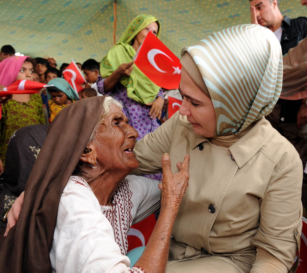 EmineErdogan's tweet photo. 2010 yılında sel felaketi Pakistan'ı vurduğunda Türkiye, yardım elini uzatan ilk ülkelerden birisiydi.

Ben de bölgeye gidip yaşanan trajediyi yerinde görerek dünyaya #Pakistan için insani yardım çağrısı yapmıştım. Yaraları el birliğiyle sarmaya çalışmıştık. https://t.co/58GhmQ1YYV
