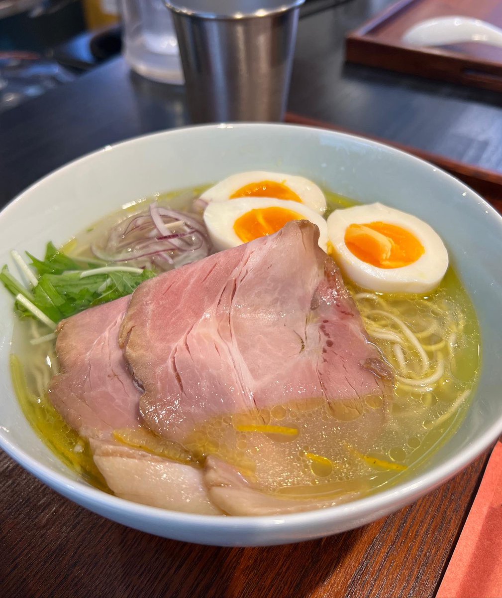 sumifuji4's tweet photo. Hi,KI フードロス専門店。
@__HiKI___ 
あっさり鯛塩ラーメン。
こってり鯛白湯ラーメン。
2度目！
鯛の風味ぷんぷん！
あっさり喉越し良き！あっちゅうまの完食。
#ラーメン #たいらーめん #中崎町 https://t.co/M8hYq1jYzh