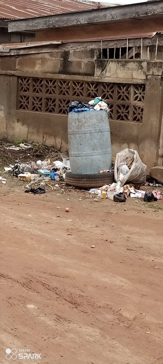 HammedLekan's tweet photo. @seyimakinde @oyostategovt come to our aid. The sacking of the contractors that handle the waste disposal in Felele should be addressed. The neighborhood has turned to another thing, heaps of refuse in front of all the houses, this is an invite to an outbreak of epidemic. https://t.co/Rzqii25rGv