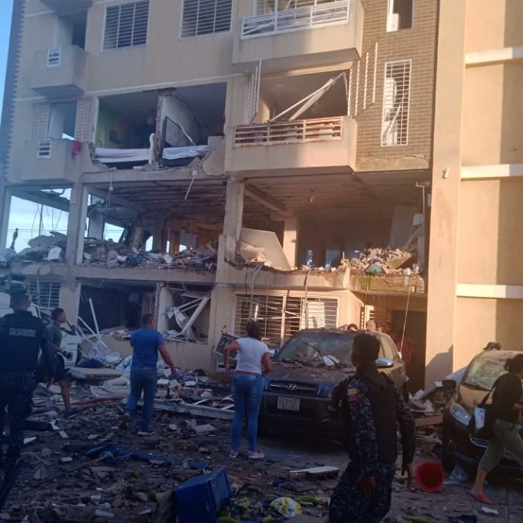 ALERTA171BOL's tweet photo. #CiudadGuayana 6:20 am #Urgente: Reportaron presunta deflagracion de gas doméstico en un edificio del conjunto residencial Las Palmeras en el sector Yara Yara. Indican personas atrapadas en los escombros. Bomberos, paramédicos y autoridades en el sitio. Favor ceder paso. #GASEC https://t.co/MSUzAo86Q0