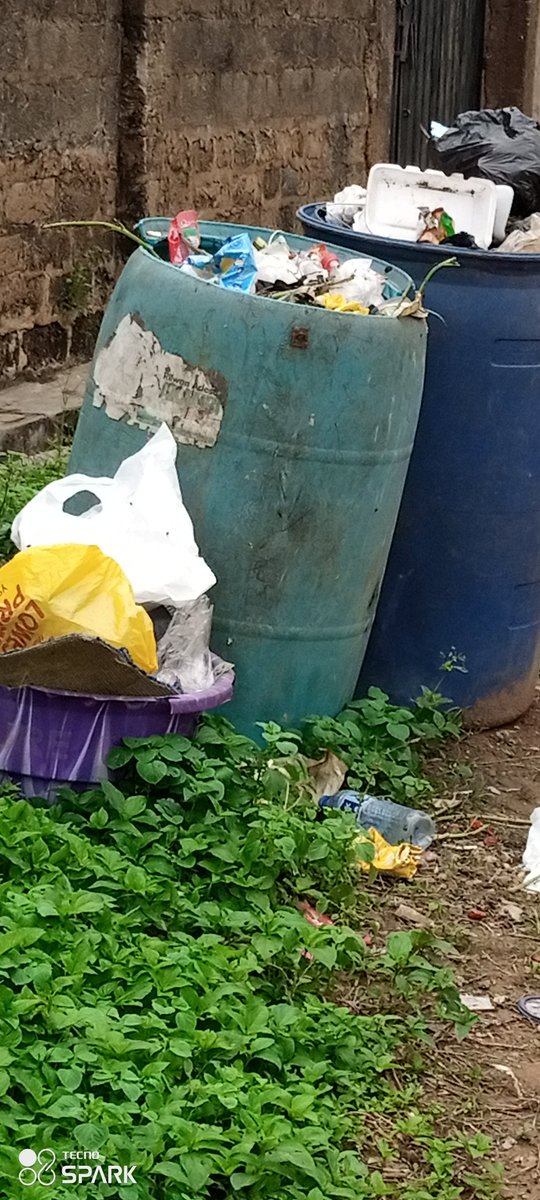 HammedLekan's tweet photo. @seyimakinde @oyostategovt come to our aid. The sacking of the contractors that handle the waste disposal in Felele should be addressed. The neighborhood has turned to another thing, heaps of refuse in front of all the houses, this is an invite to an outbreak of epidemic. https://t.co/Rzqii25rGv