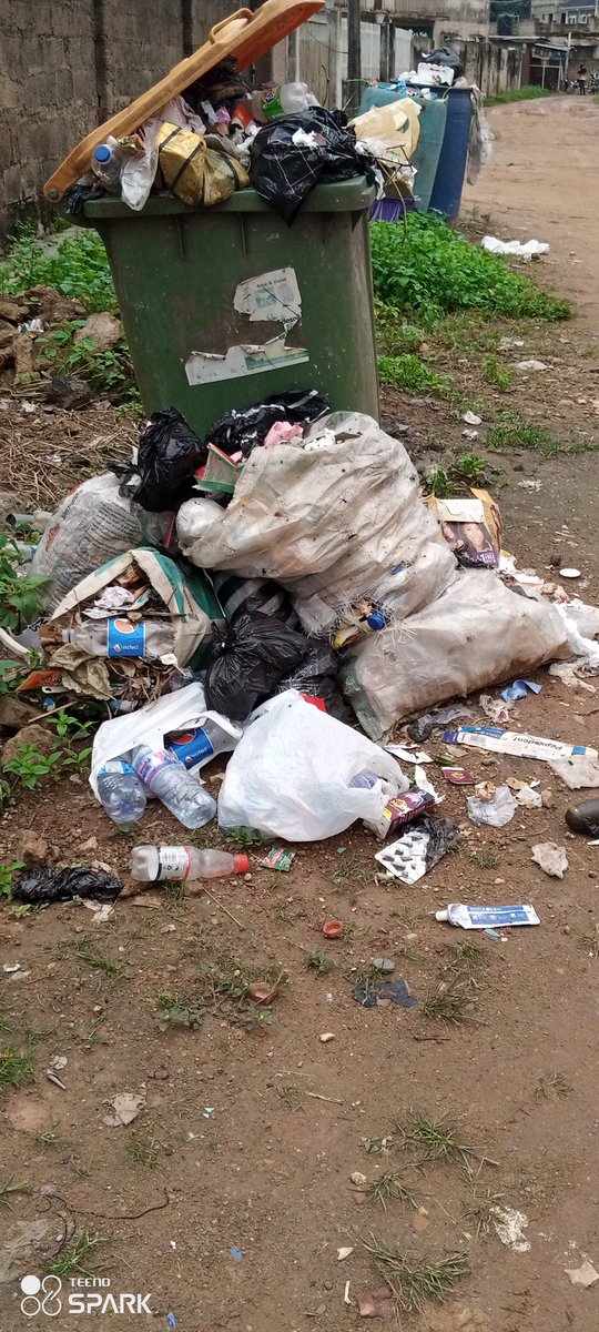 HammedLekan's tweet photo. @seyimakinde @oyostategovt come to our aid. The sacking of the contractors that handle the waste disposal in Felele should be addressed. The neighborhood has turned to another thing, heaps of refuse in front of all the houses, this is an invite to an outbreak of epidemic. https://t.co/Rzqii25rGv