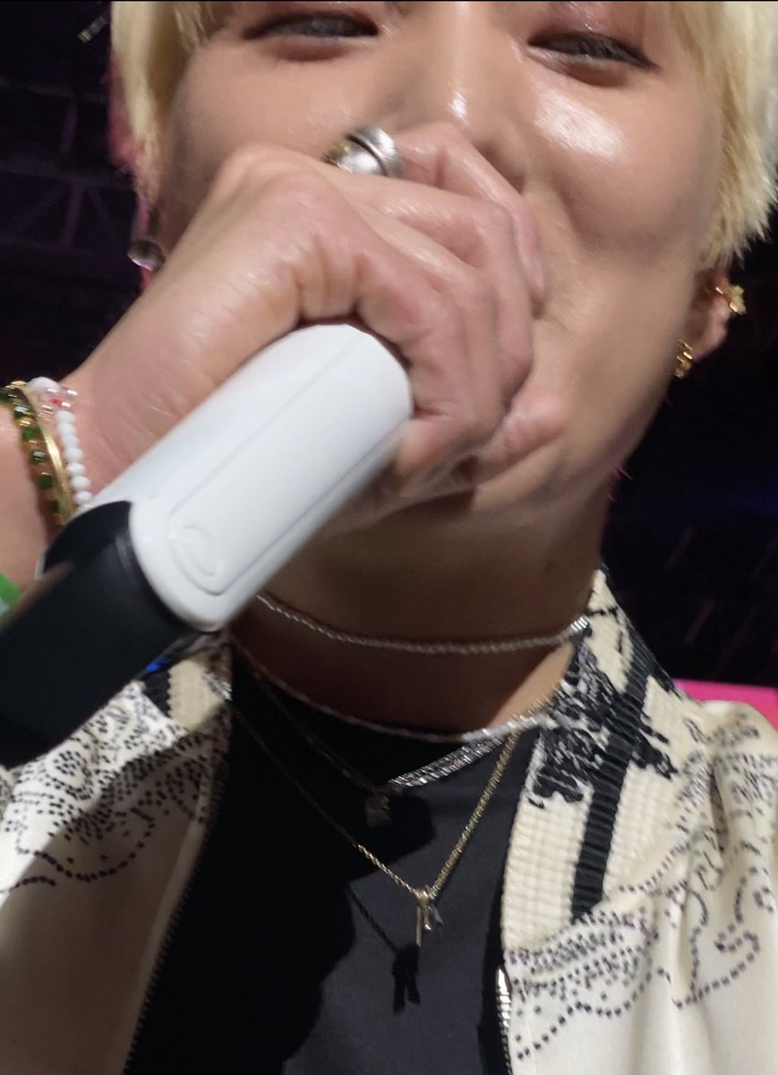 내려와서 옆에서 밀고 뒤에서 밀어서 화면이 가출했는데요....