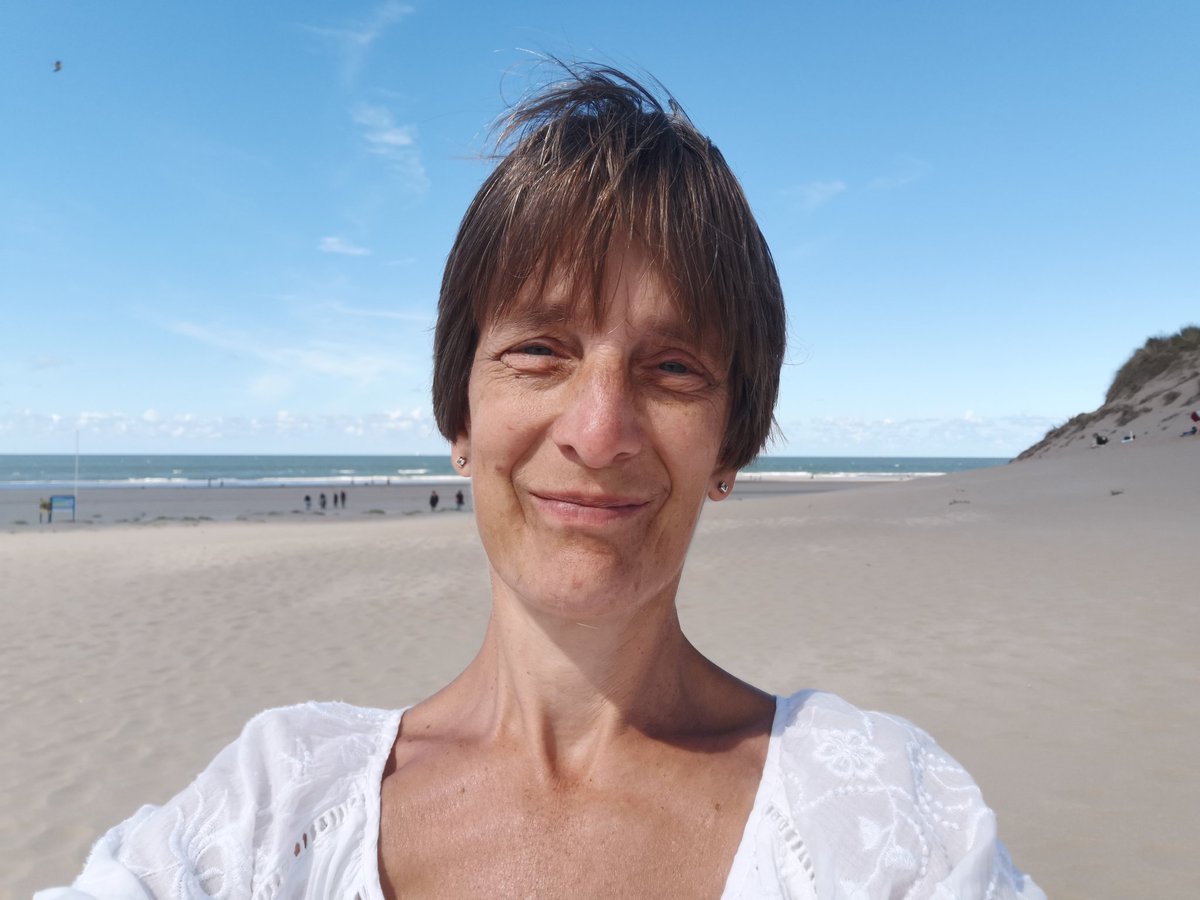 vrijezangvogel's tweet photo. Blij bijkomen na gegeven #zang #workshop nabij #ParnassiaAanZee Leuke groep van 6 vrouwen. Leuk om spelenderwijs&amp; dmv #improvisatie, #instantcomposition  #muziek te creëren. Het mooie is je hoeft er niet veel ervaring voor te hebben. #IedereenIsMuzikaal 🎶

Nu siesta uit de wind https://t.co/enW2t8jIwk