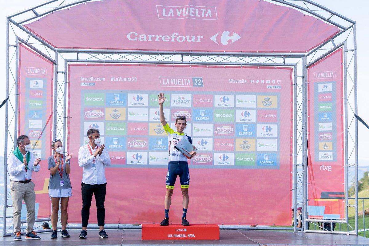 GobAsturias's tweet photo. 🚵La consejera de Derechos Sociales, @melanialvarez, y la directora general de Deporte, Aida Nuño @tulipaida, han participado esta tarde en la entrega de premios de la 9ª etapa de @lavuelta, con meta en #LesPraeres. El primero en cruzarla ha sido el sudafricano Louis Meintjes. https://t.co/9HGOmb4rX1