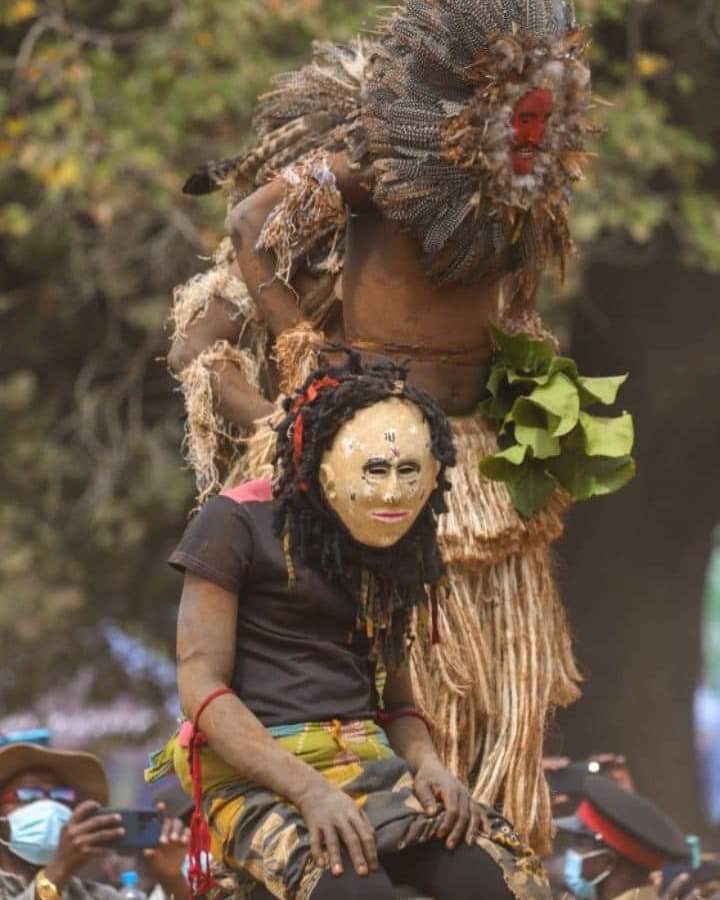 GulehNFT's tweet photo. The Mysterious Traditional Ceremony in Zambia 🇿🇲 Called Kulamba of the Chief Kalunga Gawa Undi Of the Chew Speaking People.

And the chewa from Malawi 🇲🇼 and Mozambique🇲🇿 pay their homage to him .

The ceremony happened yesterday in Zambia 27.08.2022

It's an annual event https://t.co/YsPhD4go4Z
