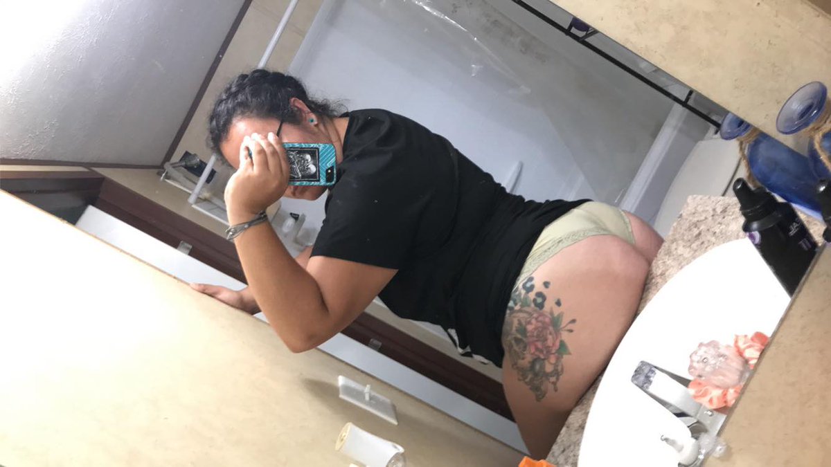 jessistewart121's tweet photo. hi twitter ๐ #newhere #mombooty #tanlines https://t.co/yLFKZ7SVXE