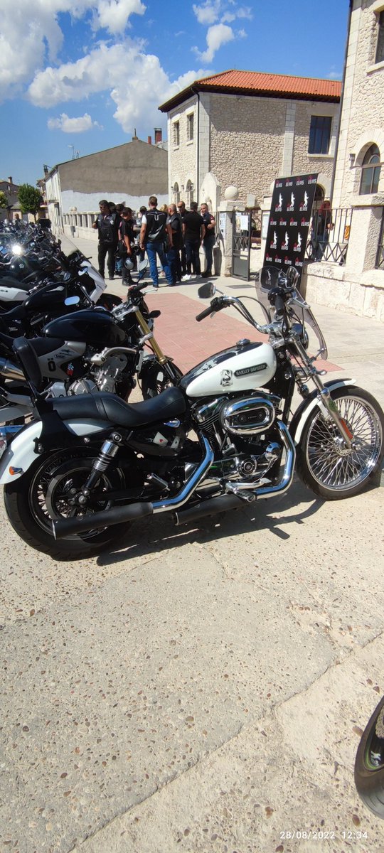 MuseMotoEs's tweet photo. Harleys y Rock, no puede ser menos https://t.co/JnjKZ7DQHU