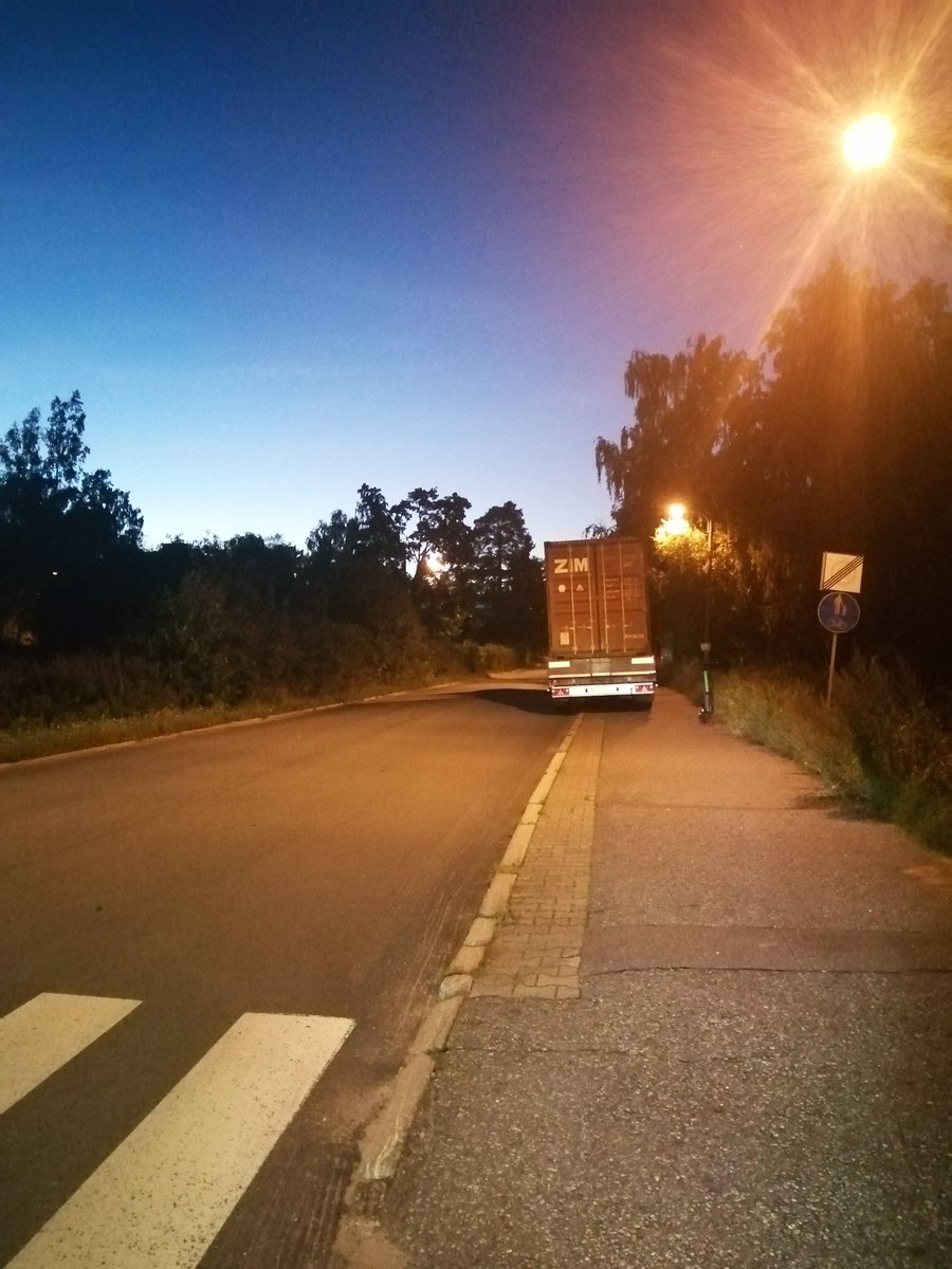 Yöllä jkpp-tielle pysäköintiä ei lasketa. 
#vaasa
#autotAjoradalle
#esteettömyys