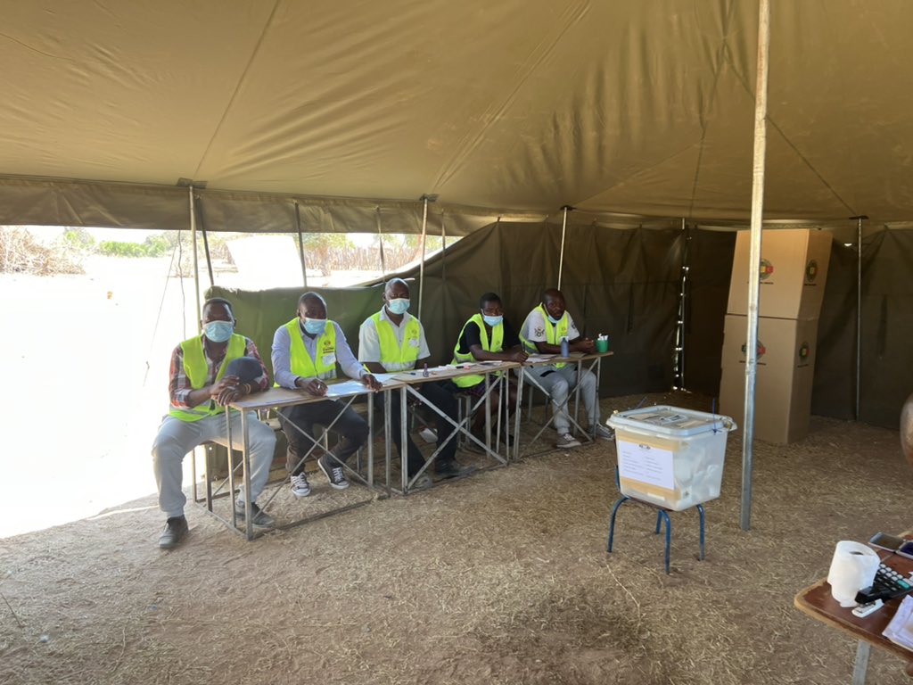 mangwana_jasper's tweet photo. #Kabuyuni In the 9 polling stations I visited I asked the agents on their evaluation of @ZECzim polling , all the agents were happy with the transparency and fair conduct of our electoral officers. 

#ZimElectionFacts https://t.co/lKhyAtDPEm