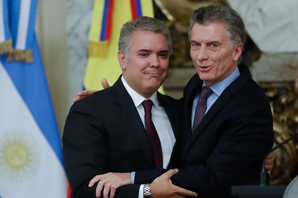 gustavojveiga's tweet photo. En la Fundación FIFA patean con la derecha. Infantino reforzó la presencia de Macri con otro político conservador y alineado con EE.UU: el expresidente colombiano Iván Duque será parte del staff del fútbol mundial. https://t.co/zX8DcxObaE más info en https://t.co/A5A4B9q1Q8 https://t.co/E6k175tNvu