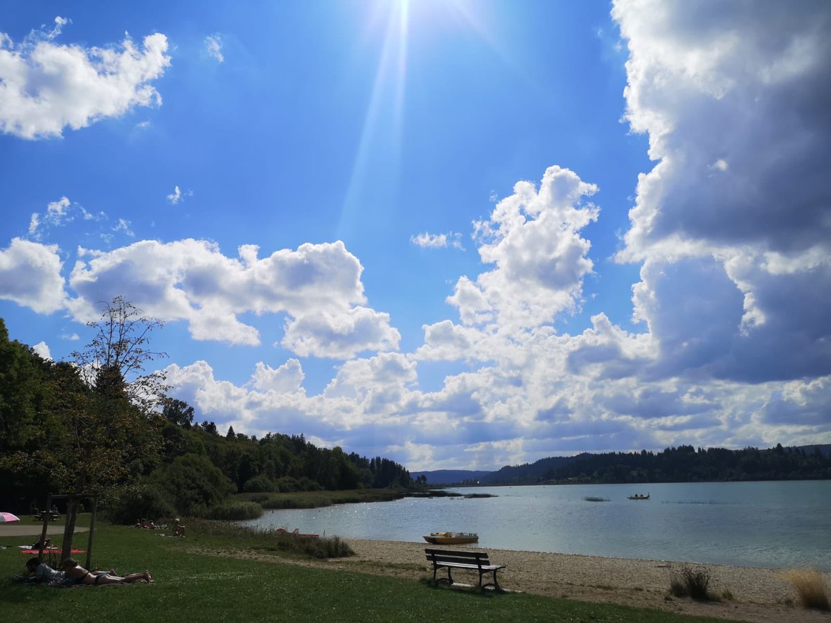 sarahtinsleyuk's tweet photo. Outing to #malbuisson for a bit of lake action. How’s your #SundayFunday everyone? #WritingCommunity #weekend #BankHolidayWeekend https://t.co/dANW0EBNsm
