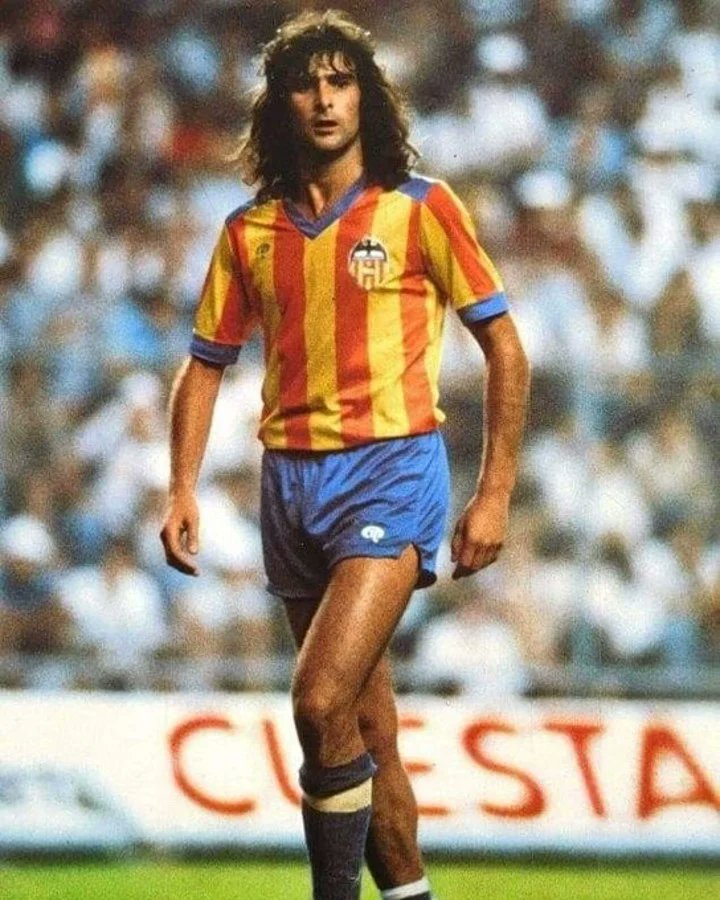 BonicoMonca's tweet photo. Respete al maxim..
MATADOR soles ni ha ú :
@ESPNMarioKempes 

Si finalment @ECavaniOfficial vé al @valenciacf , deixeuvos de superfolaes 

1er Avis 😌 https://t.co/zdFAYbFZP5