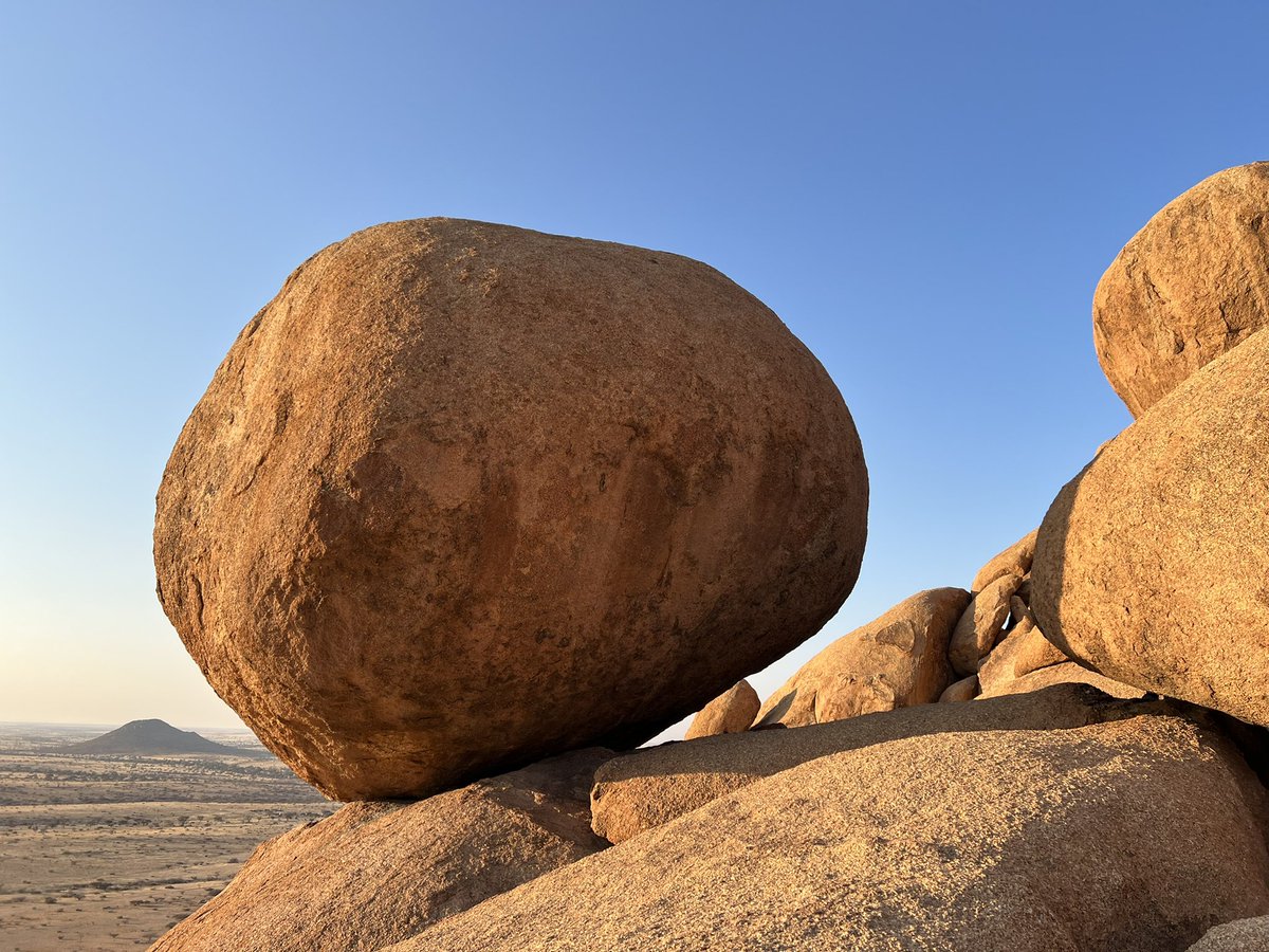 alvaudan's tweet photo. Plus les étendues sont vastes, plus les sommets sont hauts, plus #Timon_And_Pumbaa se sentent petits. Ouvrez l’œil ! #backtotheroots #spitzkoppe https://t.co/LgRkQMOltF