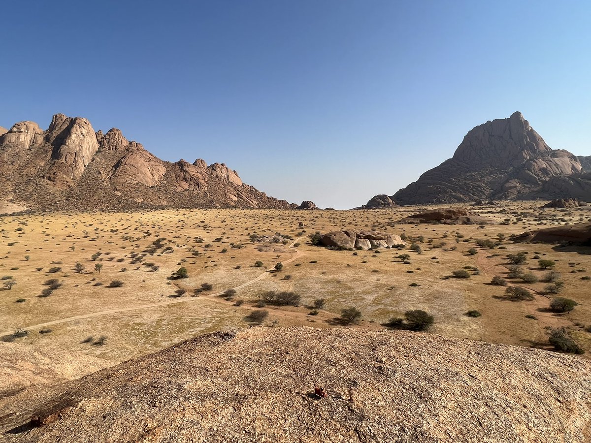 alvaudan's tweet photo. Plus les étendues sont vastes, plus les sommets sont hauts, plus #Timon_And_Pumbaa se sentent petits. Ouvrez l’œil ! #backtotheroots #spitzkoppe https://t.co/LgRkQMOltF